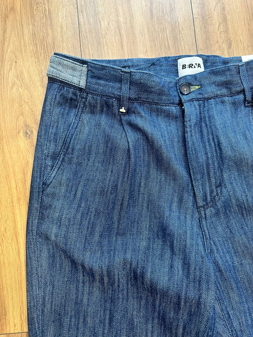 JEANS CROPPED FIT CON DETTAGLI DI LAVAGGI DIVERSI